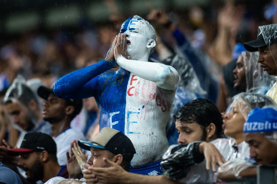 O rebaixamento do Cruzeiro à Série B foi a consequência de um período caótico dentro e fora de campo. Desde o Brasileirão de 2019, a Raposa começou a viver uma série de problemas que perseguem o clube até hoje. Na última semana, o Cruzeiro sofreu nova punição da Fifa. Agora, o clube está proibido de registrar novos jogadores. O LANCE! relembra as situações dramáticas que o clube mineiro viveu no período de um ano. Confira!