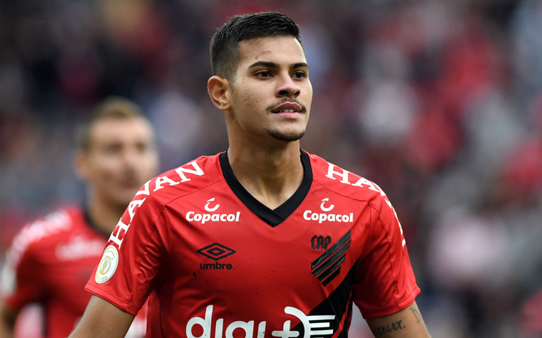 Bruno Guimarães é um dos nomes que se destacaram ao longo do ano no Campeonato Brasileiro. Com o nome especulado no   Atlético de Madri (ESP), no Benfica (POR) e, mais recentemente, no Flamengo, o jogador afirmou que ainda não recebeu   propostas oficiais. O volante participou do Jogo das Estrelas, promovido por Zico, no Maracanã. O clube espanhol tem   a preferência na contratação do jovem, mas, a princípio, não irá exercer.