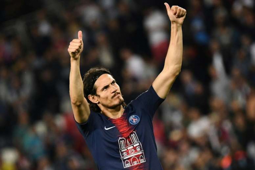 Segundo o jornal “Marca”, da Espanha, um acerto entre o Atlético de Madrid e Cavani, atualmente no PSG, está muito próximo de acontecer. De acordo com a matéria, já há um acordo entre clube e jogador, com um contrato que gira em torno de dois anos e meio, e o que estaria faltando seria um acerto entre o time de Madri e o de Paris. Simeone espera contar com o atacante no próximo mês para a metade final desta temporada.