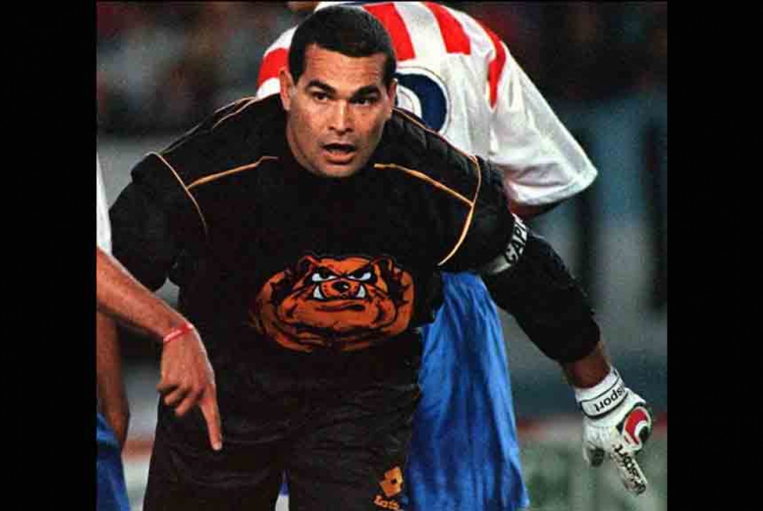 O goleiro paraguaio Chilavert se aposentou com a camisa do Peñarol, em 2003, mas no ano seguinte voltou aos campos com a camisa do Vélez Sarsfield.