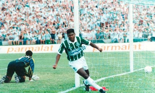 5 - Cléber, o ‘Clébão’, chamou a responsabilidade da defesa palmeirense durante seis anos. De 1993 a 1999, foram 21 gols comemorados.