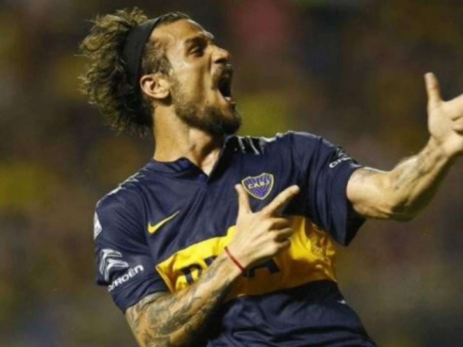 Afastado dos gramados desde 2016, Daniel Osvaldo pode retomar a sua carreira dentro das quatro linhas. De acordo com   o jornalista Matías Bustos, da CNN Deportes, da Argentina, o atacante se reuniu com a diretoria do Banfield e   costurou um acordo. Nas últimas semanas, com a necessidade de contratar um atacante para fortalecer a equipe e sem   caixa para investir pesado, o jeito foi procurar Osvaldo que não teria custo de direitos federativos.