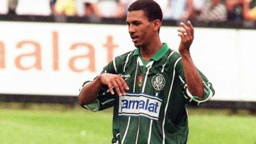 Djalminha - O ex-jogador é filho de Djalma Dias e chegou a fazer mais sucesso na carreira que o pai, passando por clubes como Flamengo, Palmeiras e La Coruña.