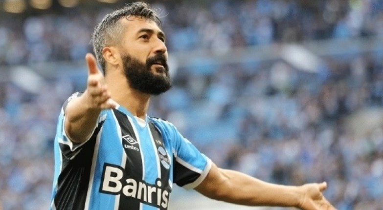 Douglas - O meia foi considerado por muitos como um camisa 10 clássico. No século XXI, o jogador conquistou títulos por Grêmio e Corinthians. Destaque para a Libertadores e o Mundial pelo clube paulista e a Copa do Brasil pelo imortal tricolor, sendo eleito o melhor jogador da competição.