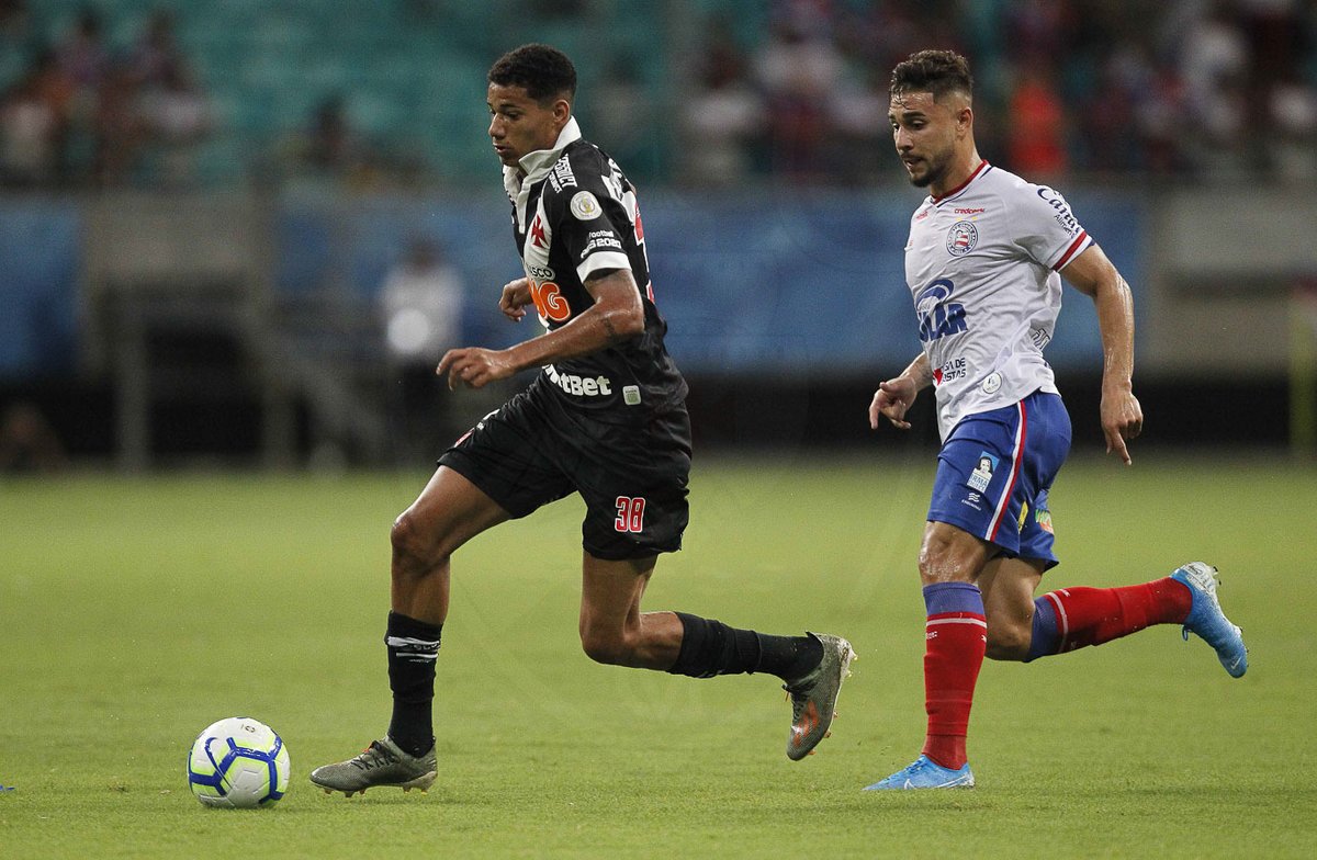 O Vasco encarou o Bahia na Fonte Nova na noite desta quinta-feira e voltou com um ponto na bagagem após empatar em 1 a 1, pelo Brasileirão. O Cruz-Maltino saiu atrás, mas conseguiu arrancar o empate no fim, com gol de Marrony. Com isso, a cria da base do clube recebeu a maior nota do time. Autor da assistência, o jovem Gabriel Pec também foi bem avaliado. Veja todas as notas do LANCE! (por Gabriel Grey)