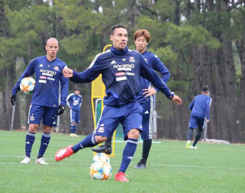 FECHADO - Desde o ano passado atuando no futebol japonês com a camisa do Yokohama Marinos, o atacante brasileiro Edigar Junio permanecerá no país, mas de casa nova. Em informação confirmada pelo Bahia, anterior dono de seus direitos, o V-Varen Nagasaki fez a aquisição do atacante de 29 anos de idade para reforçar seu plantel.