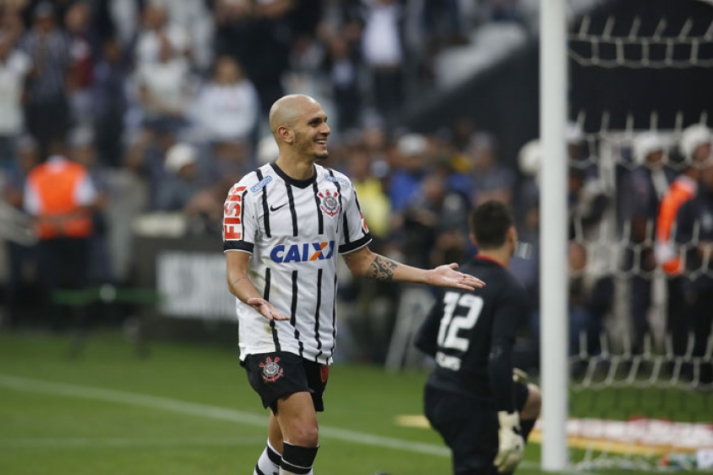 Fábio Santos, lateral-esquerdo titular, atua no Atlético-MG. Conquistou Libertadores, Mundial, Brasileiro, Paulista e Recopa com a camisa do Corinthians. Foi expulso naquela partida.