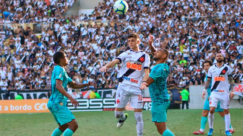 O Vasco decepcionou os 67,395 torcedores presentes no Maracanã na tarde deste domingo e somente empatou com a Chapecoense por 1 a 1 na última rodada do Campeonato Brasileiro. Apesar da festa da torcida, a atuação do time não foi boa. O jovem Gabriel Pec, que entrou no segundo tempo, se destacou e recebeu a nota mais alta. Confira as notas do LANCE! (Por Luiza Sá - luizasa@lancenet.com.br)