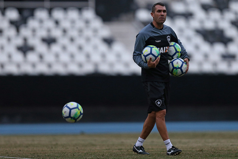 FECHADO - O novo treinador do Botafogo é Bruno Lazaroni. Auxiliar permanente da equipe, ele terá a primeira chance como treinador efetivado desde que chegou ao clube de General Severiano. Lazaroni já comanda a equipe contra o Fluminense, neste domingo, às 11h, pela 13ª rodada do Brasileirão.