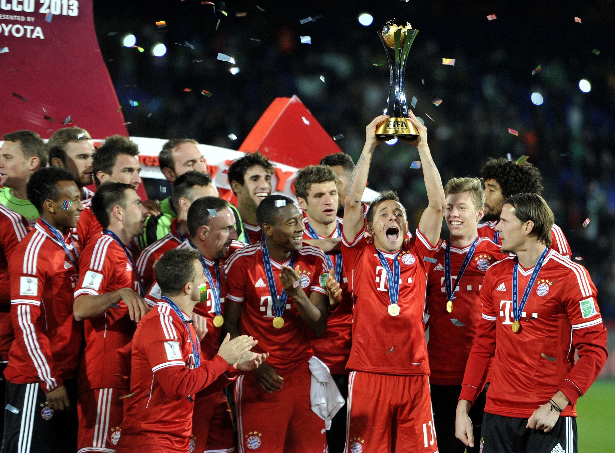 A temporada de 2012/13 foi de ouro: afinal, o time levou o caneco alemão, a Champions  e o Mundial (foto).