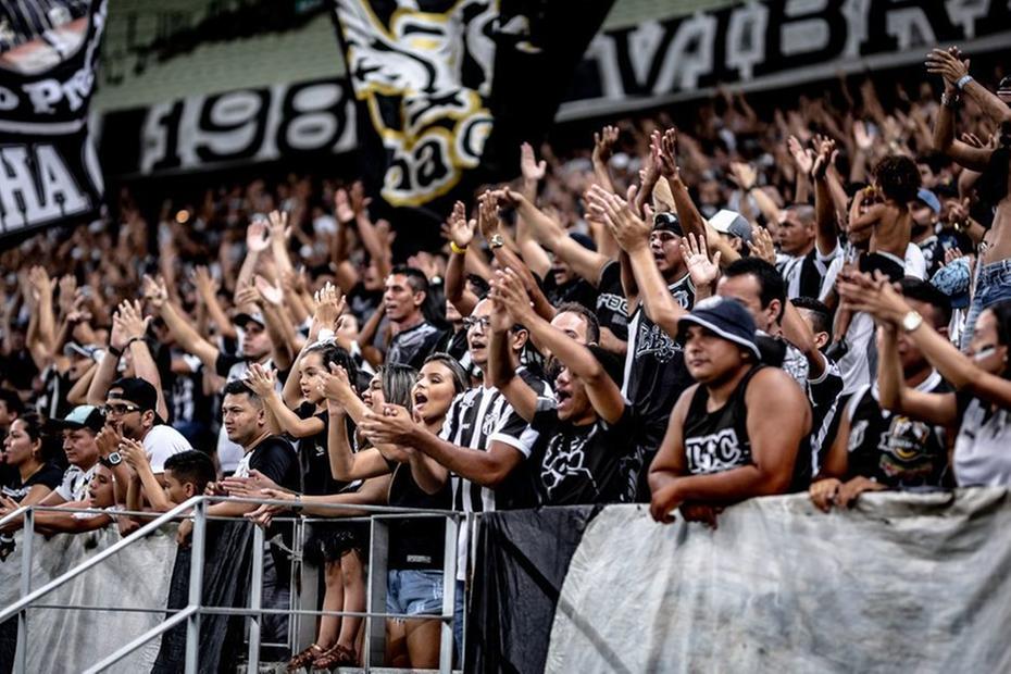 CEARÁ - O ano do centenário começou muito bem para o Ceará. Logo no primeiro jogo do ano, um título. Contra o Barbalha, campeão da Taça Fares Lopes em 2013, o Vovô conquistou o primeiro troféu de campeão dos campeões cearenses. O tetra estadual, a final da Copa do Nordeste com Castelão lotado e a campanha memorável na Copa do Brasil deram esperanças ao torcedor de que o caminho para a Série A estava sendo bem construído. No entanto, não foi o que ocorreu. O ano terminou amargo. Na reta final da Segundona, o inimaginável. Líder do primeiro turno, o Vovô foi surpreendido pelas derrotas em sequência, saiu do G-4 e perdeu, novamente, a chance de conquistar o acesso.