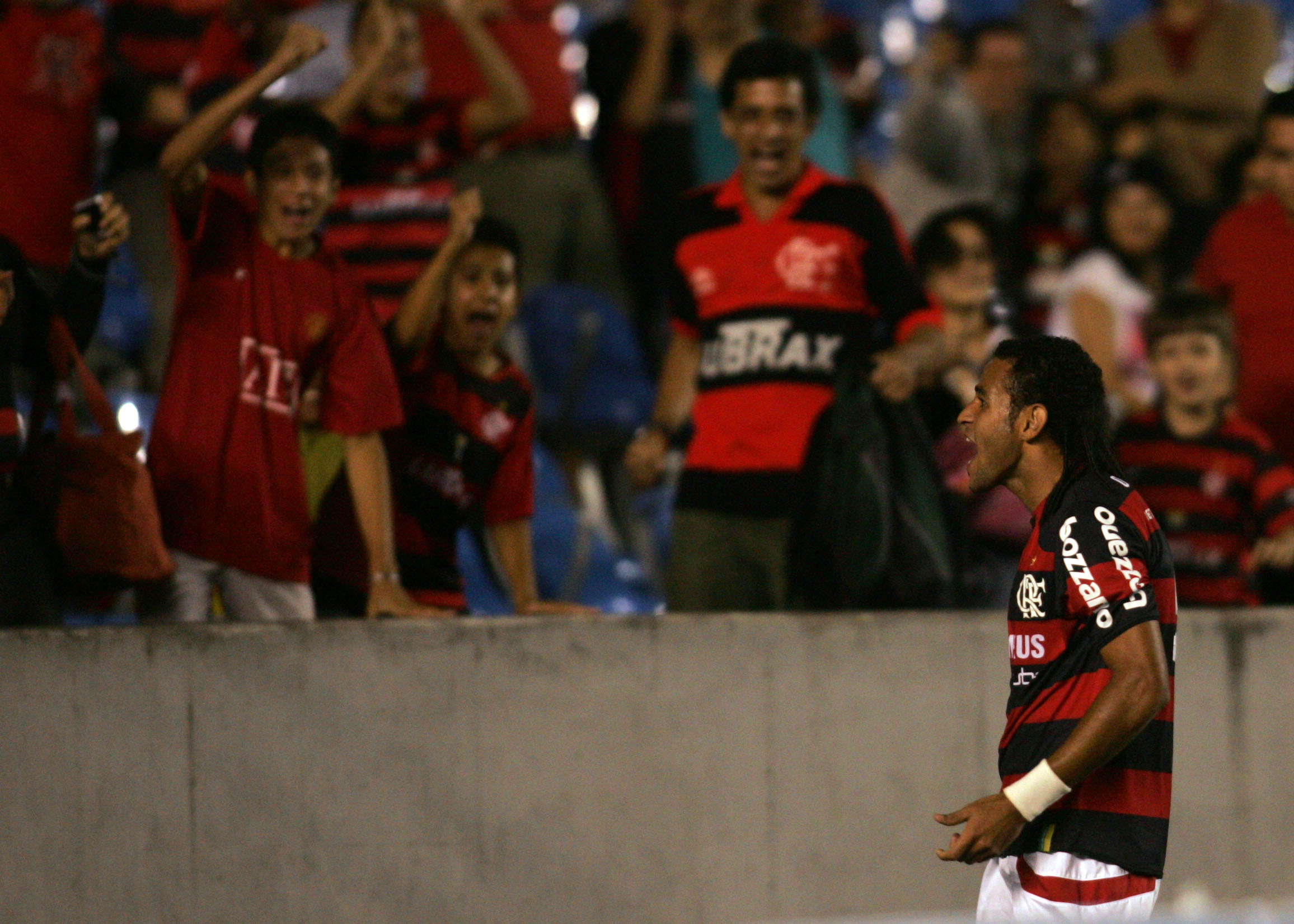 A passagem do atacante Dênis Marques no Mengão foi curta, porém é lembrada de forma positiva pois estava no grupo campeão brasileiro de 2009. Nasceu em Maceió, no Alagoas.