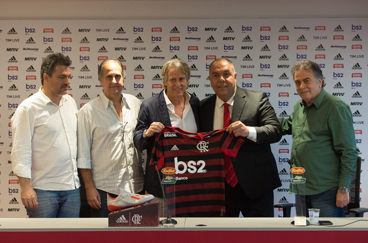 A CHEGADA - Jorge Jesus foi anunciado oficialmente pelo Flamengo em 1 de junho. Na sua chegada fez uma previsão de que o clube ganharia tudo.  - Tenho muita honra por ter sido convidado para comandar este grande clube. É importante o interesse que essa decisão está a despertar em Portugal. Quero apresentar o trabalho no Flamengo. Meu passado como treinador está escrito, está feito. Sou o treinador em Portugal que mais títulos ganhou e quero mostrar no maior clube do Brasil o meu trabalho. Vamos esperar o que tenho feito sempre. Onde chego, apresento trabalho, revolucionar do ponto de vista de ter ideias diferentes. Mas não venho revolucionar nada. Vou apresentar meu trabalho que foi visto em duas das três maiores equipes de Portugal nos últimos 10 anos. Quando cheguei ao Benfica, há tempo não ganhava nada e agora tem a hegemonia no país. É o que vim fazer no Flamengo - disse Jesus.