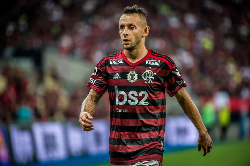 MORNO - Outro jogador que a diretoria do Flamengo trabalha em renovar o contrato é o lateral-direito Rafinha.  As tratativas entre clube e representantes do lateral devem ser retomadas nas próximas semanas. Ele tem acordo até junho de 2021. 