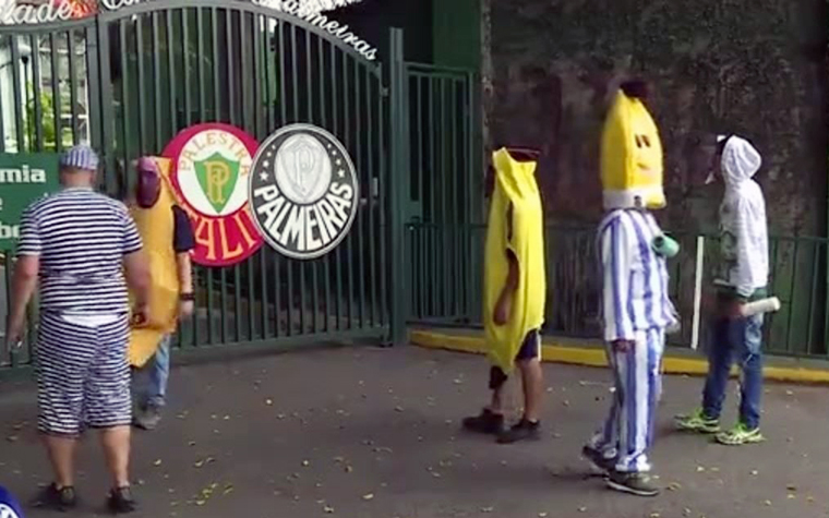 Em protesto contra o presidente Maurício Galiotte e o diretor Alexandre Mattos, torcedores do Palmeiras foram à porta do CT do clube vestidos de Bananas de Pijama e presidiários. 