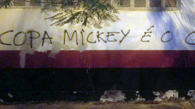 'Copa Mickey': após diretor do clube afirmar que pichação não tinha sido feita por torcedores, flamenguistas picharam muro da Gávea com erros de português.