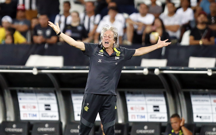 Queridinho pela torcida do Flamengo, Jorge Jesus fez alguns inimigos no Brasil, e Alberto Valentim foi um deles. O português se queixou da postura do Botafogo contra o Fla no Brasileirão e Valentim rebateu- Jesus falou uma grande bobagem. Devia deixar a boquinha dele calada.