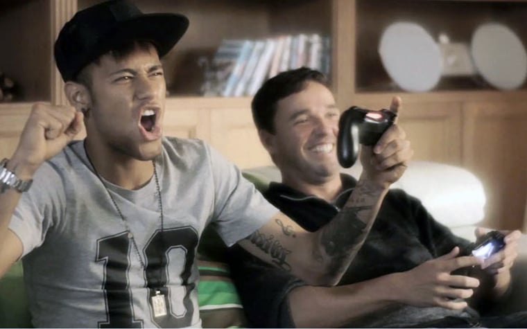 Nos gramados, Neymar é mais um integrante da legião de fãs do Batman e assíduo jogador de CS:GO.