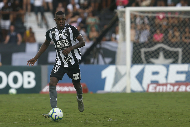 O zagueiro Marcelo Benevenuto é um dos cotados para deixar o Botafogo. Com muito destaque até agora na temporada, ele é avaliado em 650 mil euros (cerca de R$ 3,8 milhões).