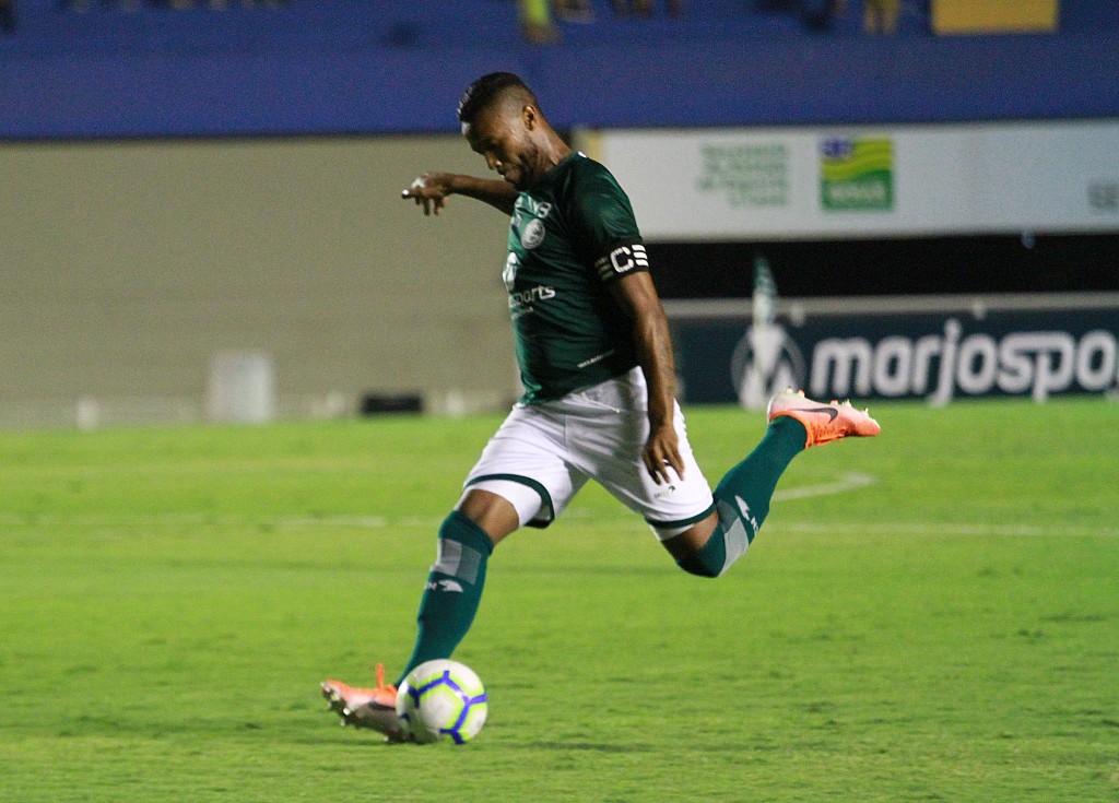 RAFAEL VAZ- Goiás (C$ 6,96) - Opção que historicamente pontua bem no Cartola, graças aos desarmes e por ser o cobrador de faltas do time. O confronto contra o Coritiba em casa é propício para um bom desempenho do defensor.