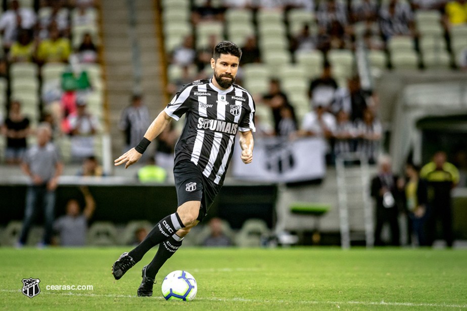 ESQUENTOU - O Botafogo adicionará experiência ao elenco. O clube de General Severiano encaminhou a contratação de Ricardinho, de 35 anos, que esteve no Ceará nos últimos anos, até o fim da temporada. O meio-campista é esperado no Rio de Janeiro nesta semana para a realização de exames e a assinatura de contrato.