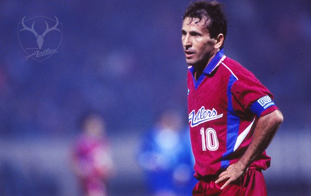 O Galinho parou de jogar em 1989, quando atuava pelo Flamengo. Em 1991 decidiu retornar e jogou pelo Kashima Antlers, do Japão, até 1994.