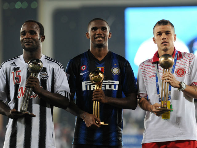 Samuel Eto'o (atacante) - O camaronês teve grande temporada em 2010 com a Inter de Milão, comandada pelo técnico José Mourinho, e foi o vencedor do prêmio bola de ouro do Mundial de Clubes de 2010. Dioko Kaluyituka, destaque do Mazembe, que eliminou o Internacional na semifinal, ficou com a bola de prata. Já o argentino D'Alessandro, ídolo do Internacional, ficou com o bronze.