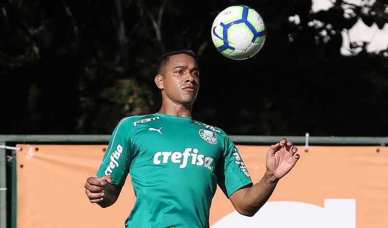 Antônio Carlos: o zagueiro, que já teve passagem de destaque no Palmeiras já atuou pelo Flamengo, em 2016, mas apenas por seis meses depois de poucas chances.