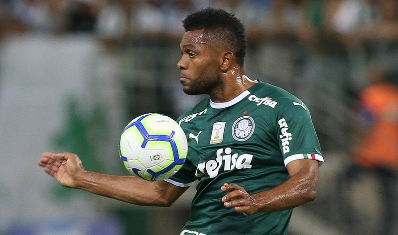 FECHADO - Borja está com a saída encaminhada do Palmeiras rumo ao Grêmio por empréstimo. O atleta renovou com o Palmeiras por mais um ano, até o final de 2023, como uma das condições impostas pelo clube para concretizar a negociação com o clube gaúcho. O acordo deve render US$ 1 milhão (R$ 5,21 milhões) aos cofres do Verdão e se estenderá até o final de 2022. As tratativas evoluíram e dependem de questões burocráticas. O anúncio pode ocorrer nos próximos dias.