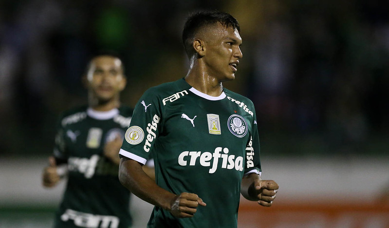 GABRIEL VERON (PALMEIRAS) - Atacante de apenas 18 anos, Gabriel Veron é mais uma cria da base do Verdão. Com o gol desta quinta-feira (10), no clássico contra o Corinthians, Veron se tornou o jogador que leva menos tempo para marcar um gol quando está em campo na competição e também pode surpreender na convocação do Tite.