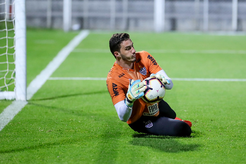 O técnico do Atlético-MG, Rafael Dudamel, deu uma pista sobre o futuro do goleiro Cleiton no clube. O jogador, que tem proposta oficial do Red Bull Bragantino no valor de 5 milhões de euros (cerca de R$ 23 milhões), terá sua situação definida nos próximos dias. A dica sobre o processo de saída do Galo dada por Dudamel, foi quando analisou os atletas da posição que tem à sua disposição. O treinador não citou Cleiton em sua análise.