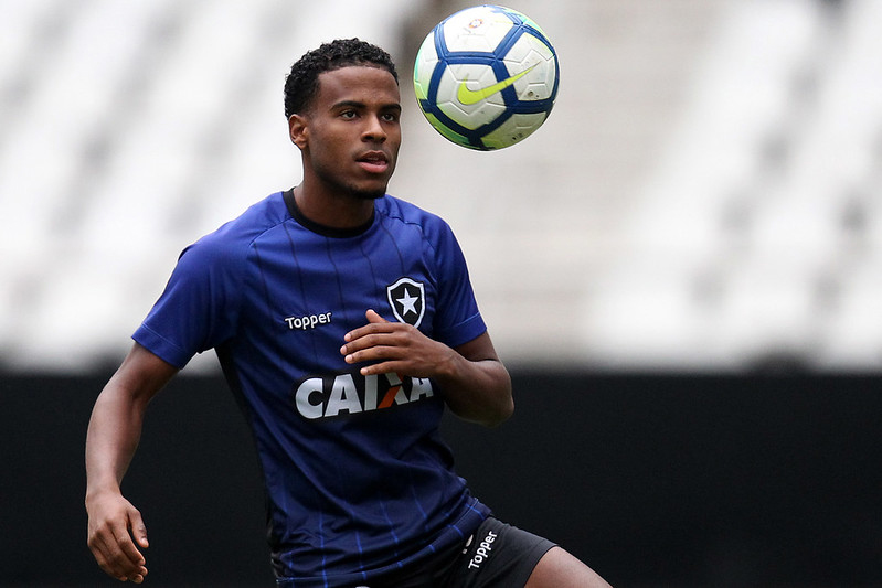 O Botafogo negociou mais um jogador criado na base de General Severiano. Depois de vender Lucas Pimenta ao Al-Wahda, dos Emirados Árabes Unidos, o Alvinegro aceitou uma proposta do Sanfrecce Hiroshima-JAP pelo atacante Ezequiel.