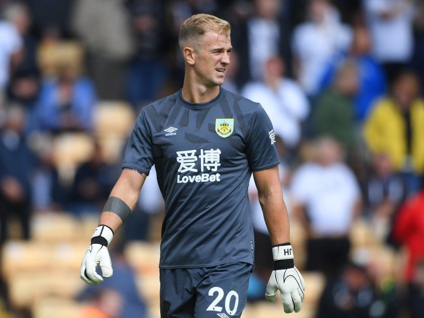 JOE HART - O goleiro Joe Hart foi outro a deixar o Burnley. Aos 33 anos e com convocações para a seleção inglesa está procurando um clube. Mas está com dificuldade. Entretanto recentemente a torcida do Vasco pediu por ele nas redes sociais. Mas há verba para isso?