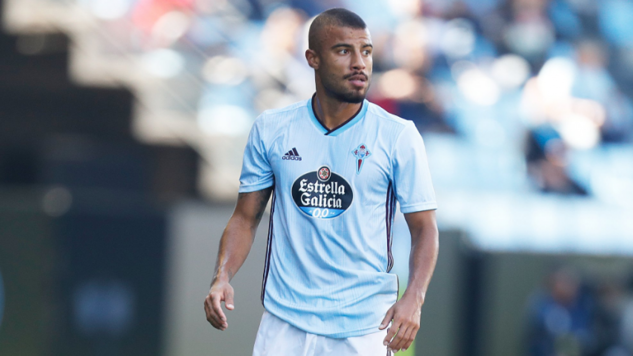 ESQUENTOU - Após uma temporada emprestado ao Celta de Vigo, o brasileiro Rafinha Alcântara pode deixar a Espanha em definitivo e rumar à Terra da Rainha. De acordo com informações do jornal "Sport", o meio-campista atrai o interesse do Leeds United, que acabou de voltar à primeira divisão.