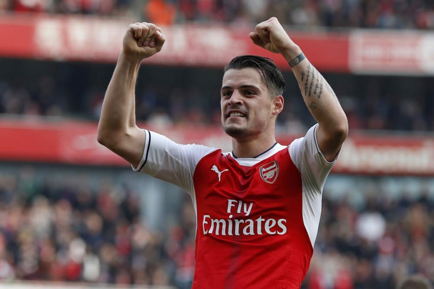 ESQUENTOU - De acordo com a Sky Sports, a Roma já acertou um contrato de cinco anos com Granit Xhaka e agora busca se acertar com o Arsenal, oferecendo um valor de 18 milhões de euros.