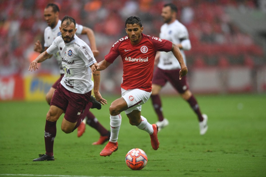 ESQUENTOU - É questão de tempo para Guilherme Parede, que já jogou no Inter, ser jogador do Vasco. O atacante vai concluir, nesta sexta-feira e, no mais tardar, sábado, os exames médicos para, enfim, assinar contrato de empréstimo com o Cruz-Maltino.