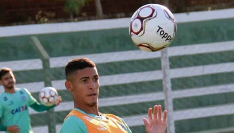 JEFFERSON- Goiás (C$ 6,80) Com onze desarmes em quatro partidas como visitante (Sendo que em uma delas não atuou o jogo completo), o defensor vem se mostrando um jogador confiável no Cartola. Contra um Coritiba que vive crise ofensiva, é uma ótima opção pra Quem não tem grana para Tadeu ou mesmo deseja arriscar dobrar a defesa do Esmeraldino neste reta final de campeonato.