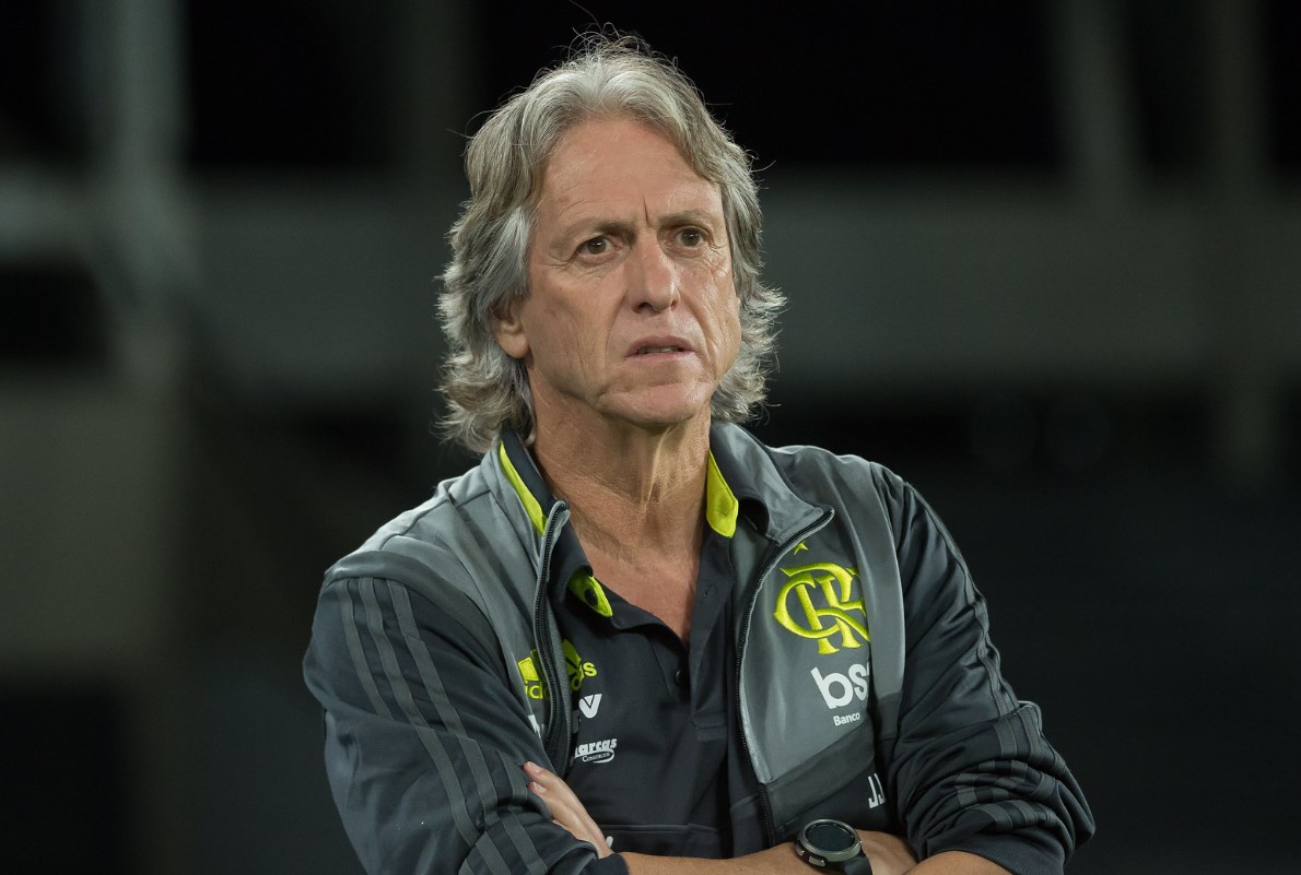 A ESTREIA - A estreia de Jorge Jesus no comando do Flamengo foi em 10 de julho, contra o Athletico Paranaense pela Copa do Brasil. O Rubro-Negro carioca teve atuação discreta no empate por 1 a 1. O intervalo entre a apresentação do técnico e sua estreia foi causado pela paralisação dos campeonatos de clubes por conta da Copa América, disputada no Brasil.