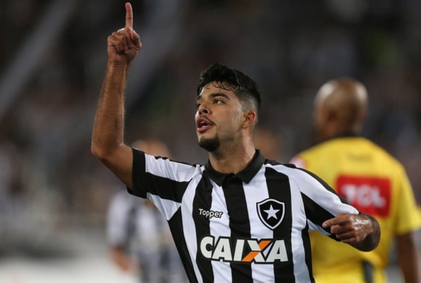Fora dos planos da diretoria do Botafogo, o meia Leandrinho não vem realizando treinamento com o restante do elenco nesta retomada das atividades presenciais. O contrato do jogador também se encerra no fim do ano. 