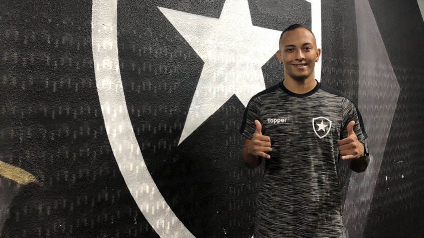 FECHADO - O atacante Lucas Campos está de saída do Botafogo. Sem espaço no Alvinegro, o jogador de 23 anos assinou contrato para defender o Valletta, de Malta, até junho de 2022. O Glorioso ficará com 20% de uma possível venda. A informação foi divulgada pelo "GE".