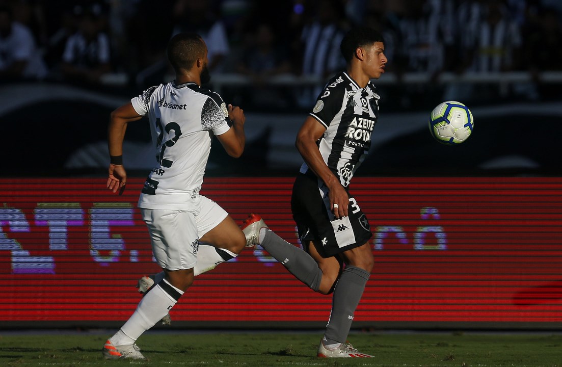 O Botafogo não dependia somente de si para garantir uma vaga na Sul-Americana de 2019. Para isso, precisava vencer e contar com um tropeço do Fluminense. De qualquer forma, o Alvinegro somente empatou com o Ceará por 1 a 1 e vai ficar de fora das competições internacionais no ano que vem. O Ceará está livre do rebaixamento. O jovem Luis Henrique, em sua estreia como titular, foi o destaque do Botafogo. Confira as notas do LANCE! (Por Sergio Santana - sergiosantana@lancenet.com.br)