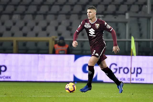 LYANCO - O zagueiro Lyanco, revelado pelo São Paulo, tem 24 anos e já vestiu a camisa da Seleção Brasileira. O brasileiro está no Torino desde 2017, mas já chegou a ser emprestado para o Bologna. O contrato com o time de Turim vai até junho de 2024. 