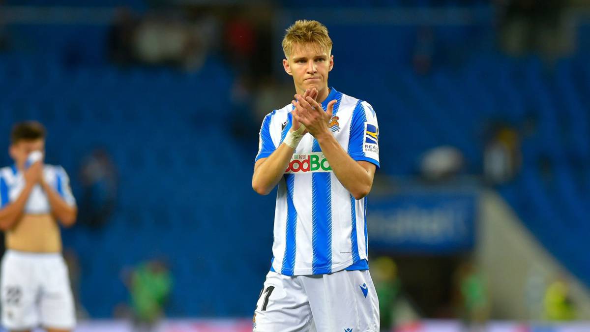 FECHADO - O meio-campista Martin Odegaard está voltando ao Real Madrid para a próxima temporada. O jogador de 21 anos, que fez uma excelente temporada pela Real Sociedad, estava emprestado ao clube do País Basco, mas, a pedido de Zidane, retornará ao clube merengue.