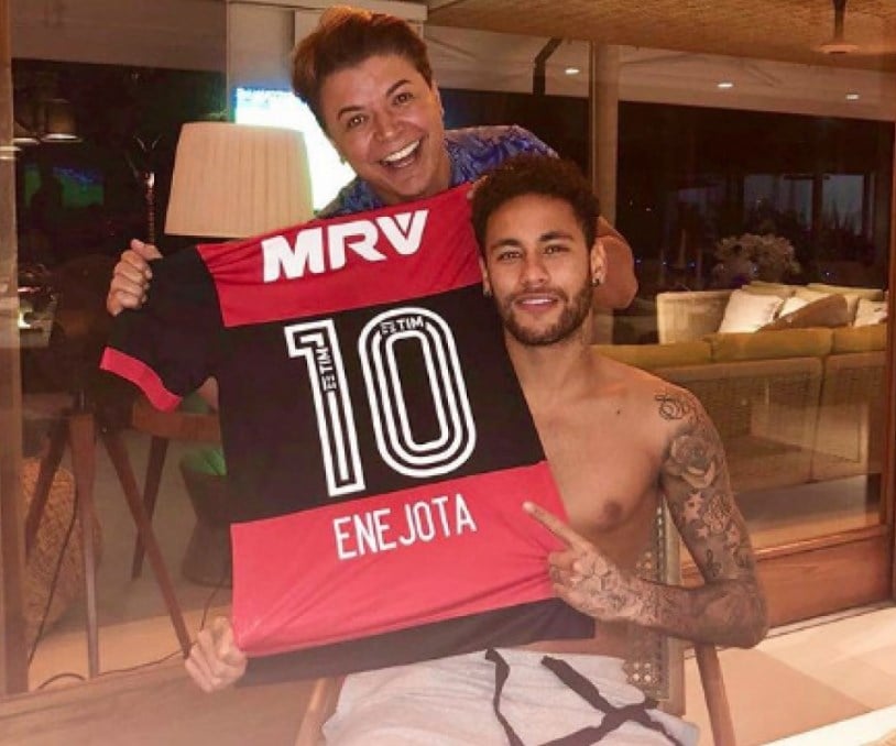 Neymar já flertou com o Mengão algumas vezes, vestindo a camisa e elogiando o clube. Já houve especulações de que o time teria buscado informações sobre a sua contratação.
