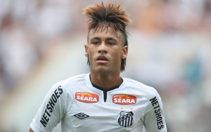 Neymar ainda defendia o Santos e botava o terror nas defesas adversárias. 