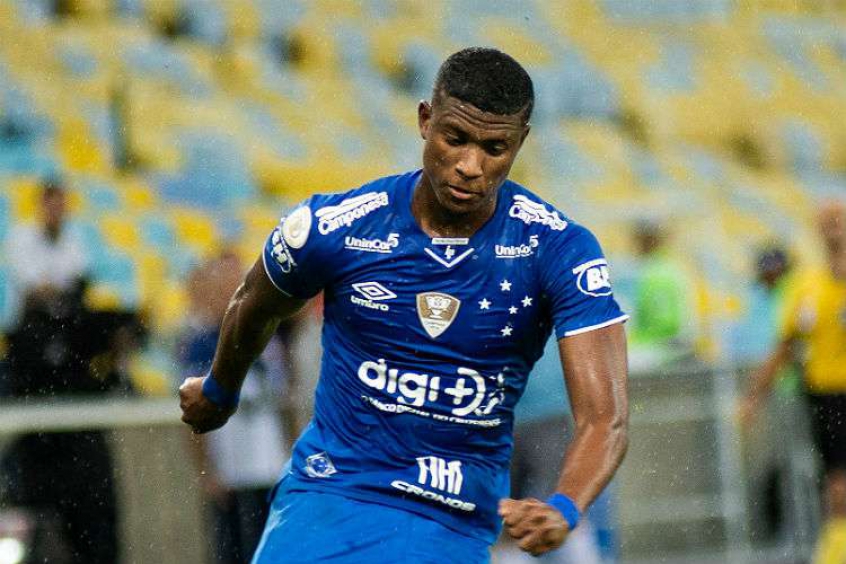 O lateral-direito Orejuela ainda não teve sua situação definida no Cruzeiro. O time azul tem até o fim deste mês para exercer o seu direito de compra junto ao Ajax por 50% dos seus direitos econômicos, avaliados em 1,5 milhão de euros(cerca de 6,8 milhões de reais). 