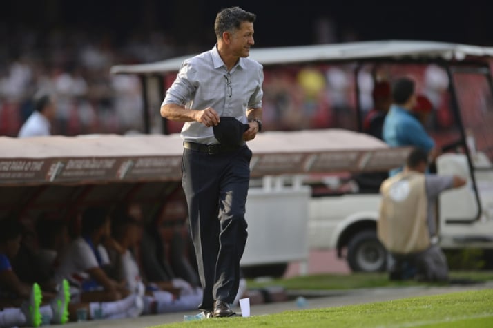O técnico Juan Carlos Osorio, atualmente no Atlético Nacional, abriu mão de seu salário no meio da crise causada pelo coronavírus. Ele comunicou a decisão aos jogadores e à diretoria por meio de videoconferência.