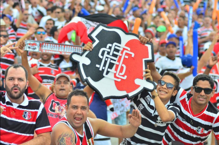 A torcida do Santa Cruz é uma das mais fanáticas do país. Mesmo quando o clube esteve em momentos que pareciam irreversíveis, a torcida lotava o Arruda e acreditava na volta por cima. O apoio da arquibancada foi fundamental para levar o Santinha de volta a elite do Campeonato Brasileiro. 