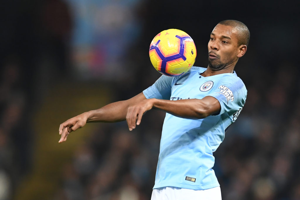 ESQUENTOU - Segundo jornal “The Sun”, o volante Fernandinho deixará o Manchester City após o fim do vínculo. O brasileiro de 35 anos veste a camisa dos Citizens desde 2013 e já pode assinar pré-contrato com outro clube a partir do próximo janeiro.