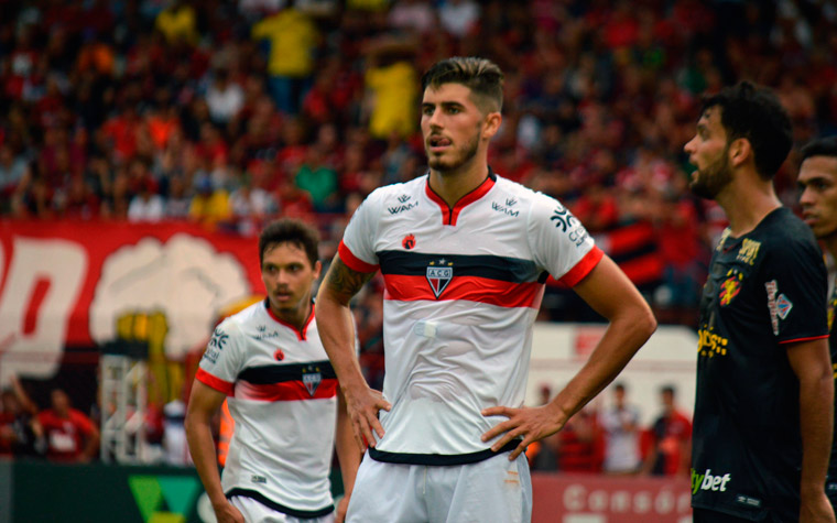 As questões burocráticas foram resolvidas e Pedro Raul é, oficialmente, jogador do Botafogo. O atacante, que assinou após se destacar pelo Atlético-GO na Série B do ano passado, chega depois de se desvincular do Vitória de Guimarães-POR, time que possuía seus direitos econômicos e assinará com o Glorioso por dois anos.